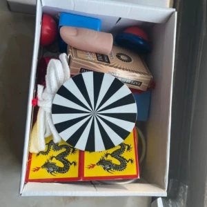 Magic Box 🪄🎩 - Upptäck en spännande magilåda fylld med korttrick, magiska ringar, rep och illusionstillbehör! Perfekt för dig som vill imponera på vänner och lära dig coola trolleritrick. Passar både nybörjare och unga magiker.