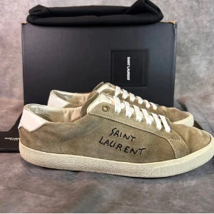 Beige sneakers från Saint Laurent -  Schyssta saint Laurent skor| skor,box, dustbag och snören till kommer| Hör av dig om frågor|😀