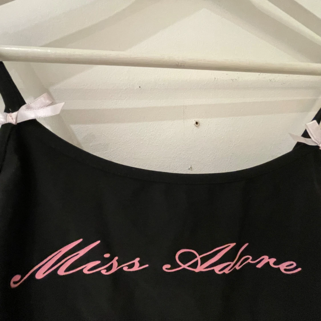 Svart linnetopp med text Miss Adore - 1