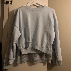 Ljusblå sweatshirt - En enkel och stilren ljusblå sweatshirt med rund halsringning och långa ärmar. Tröjan har en avslappnad passform och ribbade muddar vid ärmslut och nederkant. Perfekt för en chill vardagslook.