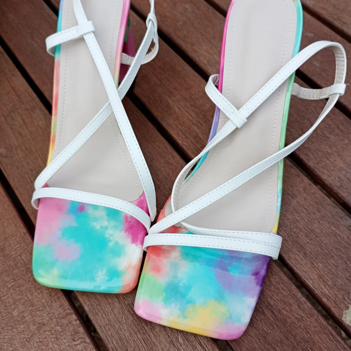 Färgglada sandaler med blockklack och vita remmar stl 42 - 3