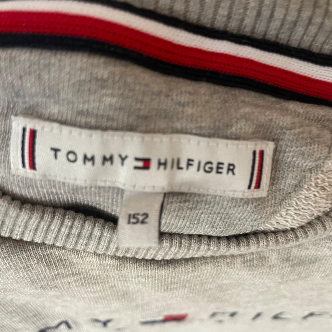Grå sweatshirt från Tommy Hilfiger - 1