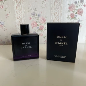 Bleu de Chanel Eau de Parfum - Bleu de Chanel Eau de Parfum för herr, med elegant mörkblå glasflaska och svart lock. Kommer i en stilren svart kartong med silvertext. En klassisk och lyxig doft från Chanel.