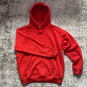 Röd hoodie från Urban Classics - klassisk röd hoodie från Urban Classics i storlek S. Använd enstaka gång, har mest hängt i garderoben tyvärr. Hör av er vid funderingar!