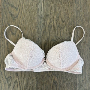 Söt bh - Oanvänd i nyskick. Storlek 75A. Extra push upp i. Fin rosa färg. Pris kan diskuteras!