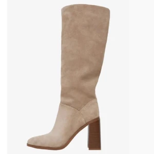 Beige boots med klack - Ett par snygga beige boots i äkta mocka med hög klack. Såå snygga och slutsålda! Lite smutsiga vid tårna, se bild men annars i bra skick! 