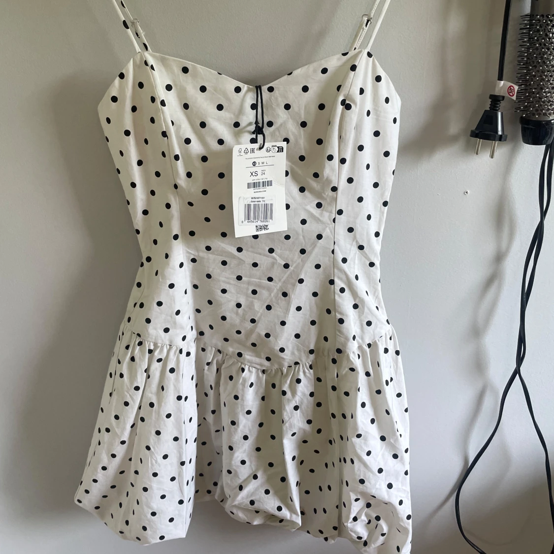 Vit prickig kortklänning med smala axelband - 1