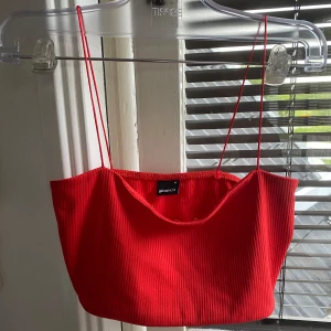 Röd topp  - Säljer en röd ny topp från Gina tricot i strl M, säljer den för 50kr + frakt! 
