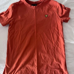 Orange Lyle&scott T-shirt - Jättefint skick, knappt använd. Nypris 300. Storlek 11 år