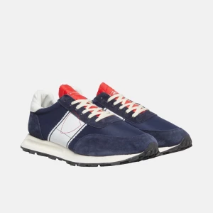 Philippe model skor  - Snygga sneakers i mörkblått med vita och röda detaljer. Skorna har vit sula, vit panel på sidan och röd plös. Klassisk snörning och rund tå. Perfekta för en sportig och trendig stil. HELT NYA 7 st i olika storlek,42,43,44,45. Fast pris. Nypris 2500kr  