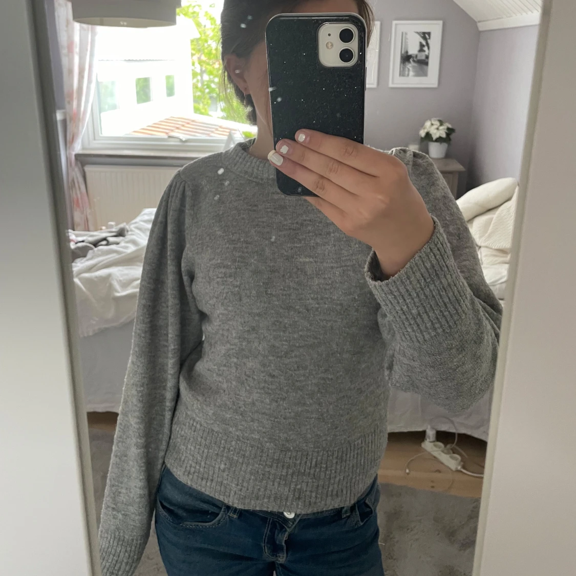 Grå stickad tröja med puffärmar - 1