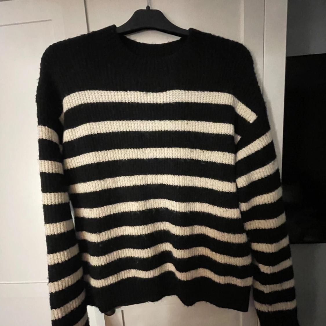 Svart och vit randig stickad tröja från H&M