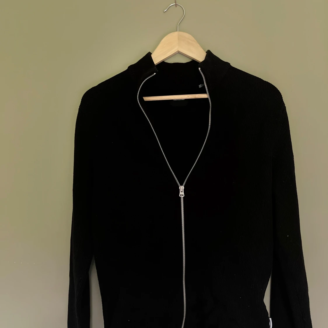 Svart stickad kofta med dragkedja från ONLY & SONS