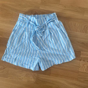Shorts - Säljer mina shorts då de aldrig kommit till användning och inte har någon användning av de!