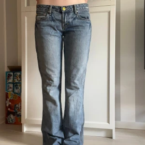 Lågmidjade utsvängda jeans  - Superfina jeans, säljer då de tyvärr är för stora💕rakt över i midjan: ca 40cm, innerbenslängd: ca 83cm