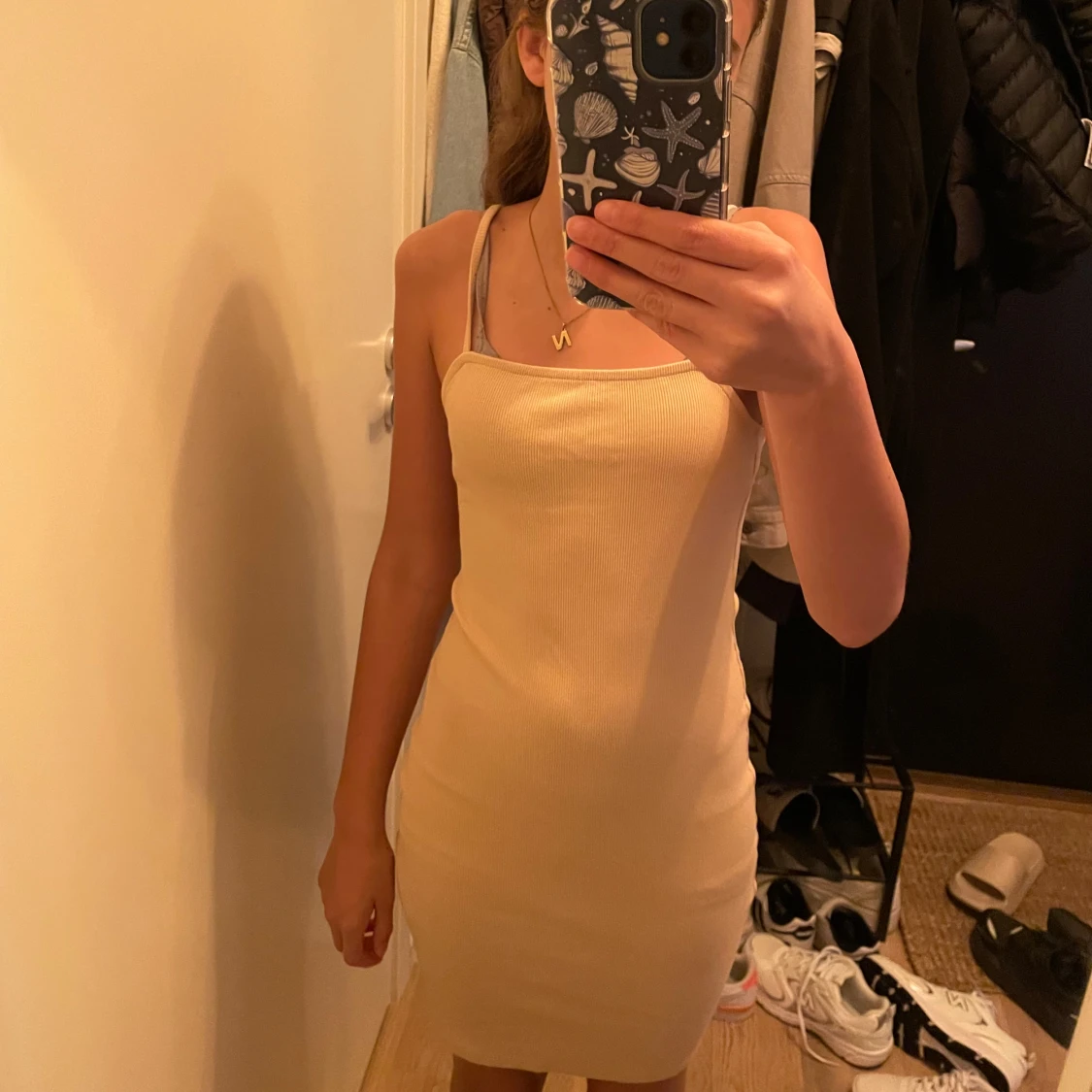 Beige  klänning med smala axelband