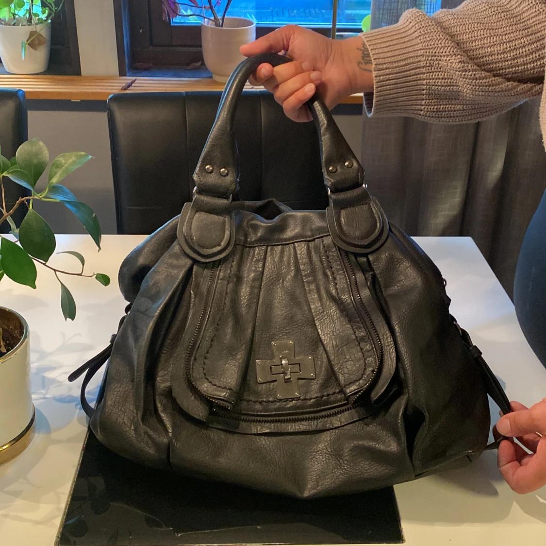 Svart handväska med axelrem