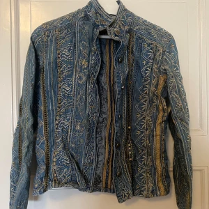 Broderad jeansjacka från Chico's - Garderobsrensning pågår! 👗 Shoppa loss bland en massa fina plagg. Kika in på min sida, så kanske du hittar något mer du gillar!  Har du frågor om ett plagg? Tveka inte att höra av dig!  (OBS: Kan tyvärr inte ta bilder med plaggen på.)