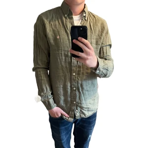 Morris linneskjorta  - Säljer denna rikigt feta Morris linneskjortan⭐️Skick : 9,5/10 !🙌 Storlek S!🤝Hör gärna av er om ni har funderingar!👍