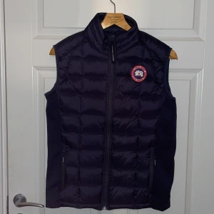 Gratis väst från Canada Goose, beskrivning! - Skriv på DM för mer information, ger ut västen gratis. Väldigt enkelt att delta och vinna. Helt oanvänd. Gilla annonsen och följ mitt konto, vid 50 följare väljer jag ut en vinnare.