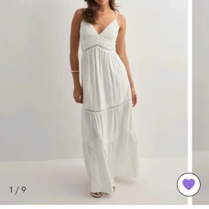 Vit långklänning med spetsdetaljer - Säljer en denna populära klänningen från Nelly som nästan aldrig är kvar i lager. Helt nyskick, lapp finns kvar. Skriv privat vid intresse eller köp nu💞