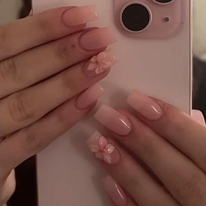  Gelénaglar - Boka tid privat för ett set gelénaglar med fransk design. Sthlm - Vallentuna📍