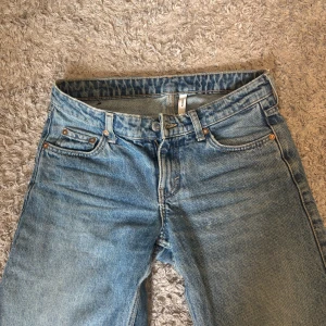 Blå raka jeans från weekday  - Säljer dessa blå jeans från weekday i modellen arrow med rak passform och låg midja. Säljer då dem inte används mer