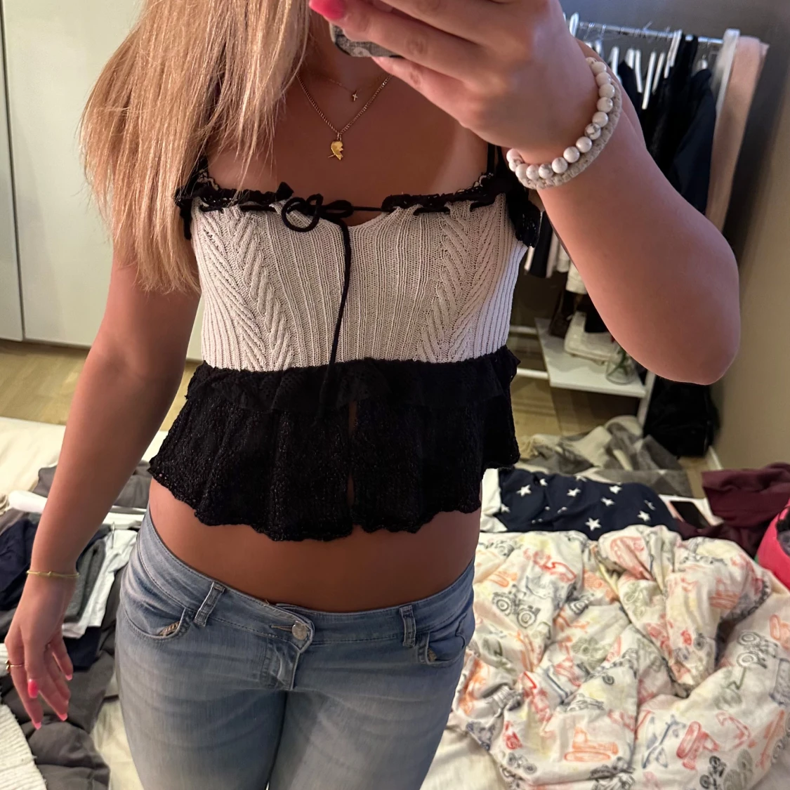 Svart och vit croppad linnetopp med spetsdetaljer