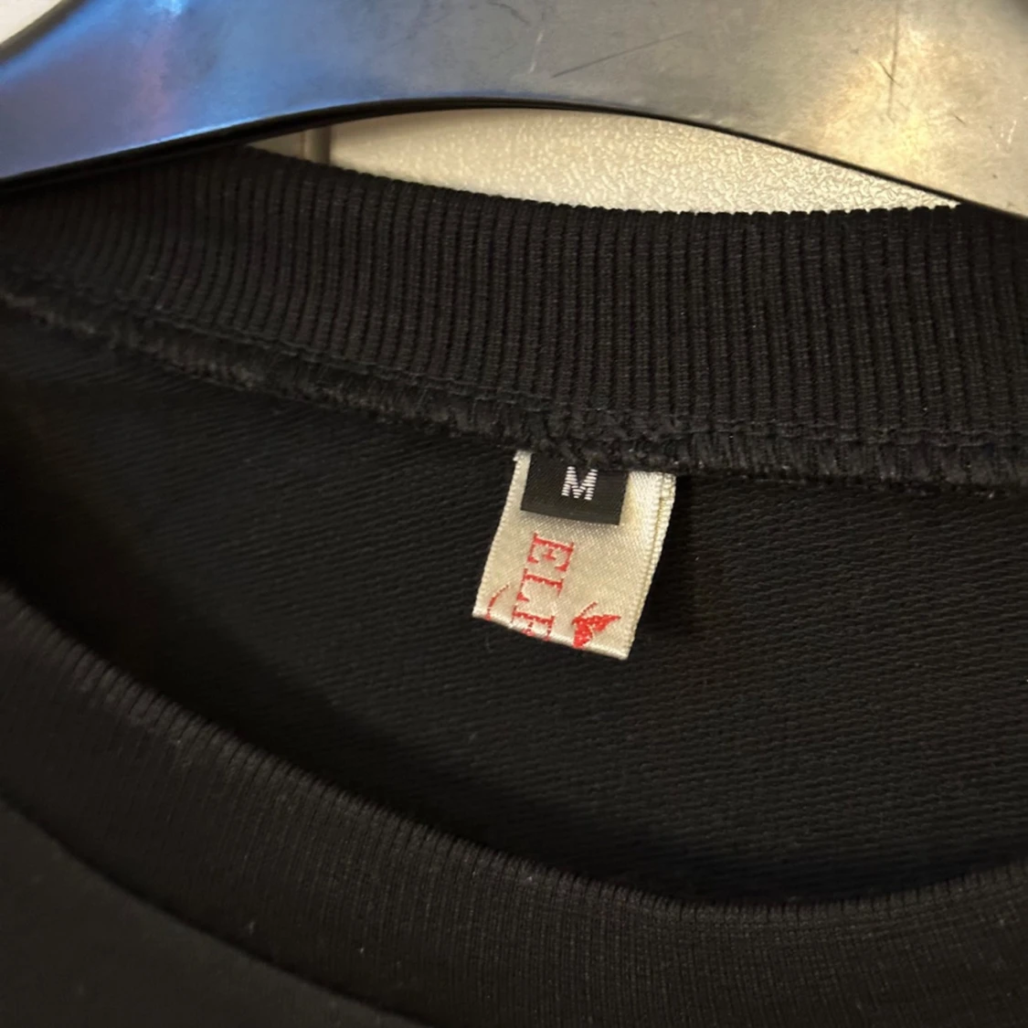 Svart sweatshirt med tryck - 1