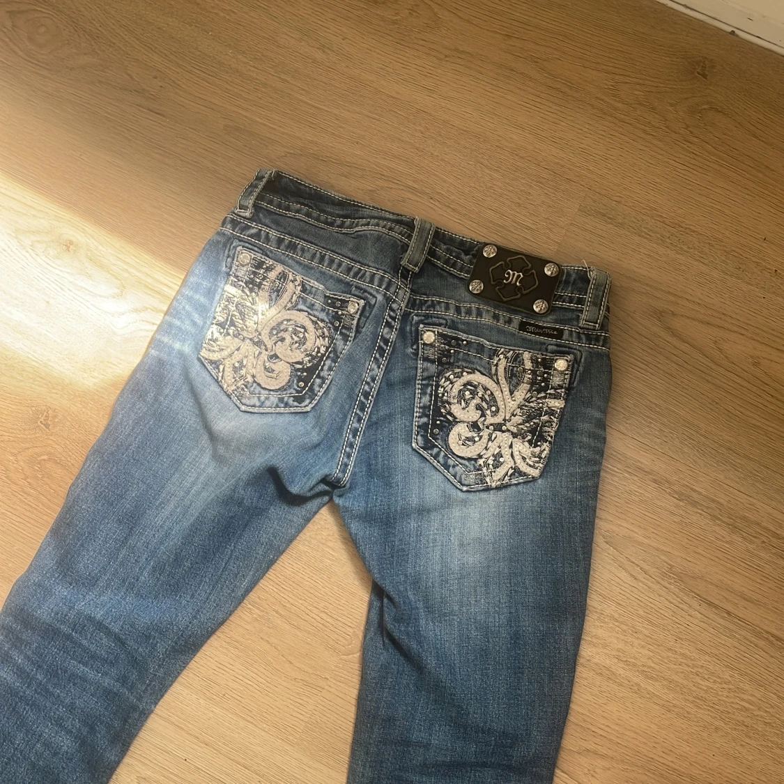 Blå jeansbyxor med broderade bakfickor från Miss Me - 1