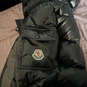 Svart dunjacka från Moncler ÄKTA - Säljer en svart dunjacka från moncler. Ändast använt en gång och är i top skick. Den är M men passar även small och är ÄKTA. Slutade använda för att den är inte min still längre. Om ni har frågor tveka inte kan gärna skicka fler bilder om ni vill
