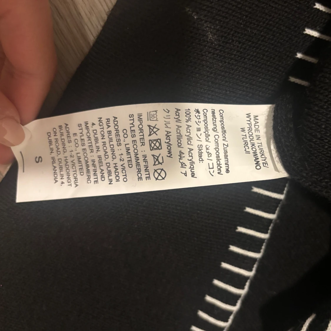 Svart stickad tröja med vita detaljer - 2