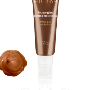 Bronze Glow Priming Moisturizer från hickap - Bronze Glow Priming Moisturizer från hickap är en vegansk primer och återfuktande kräm i en brun tub med pump. Färg:  glow bronze. Den ger en bronzig lyster och passar alla hudtyper. Perfekt för att skapa en glowig bas innan sminket eller om du bara vill vara extra brun. Helt ny och oöppnad, pris kan diskuteras vid snabb köp