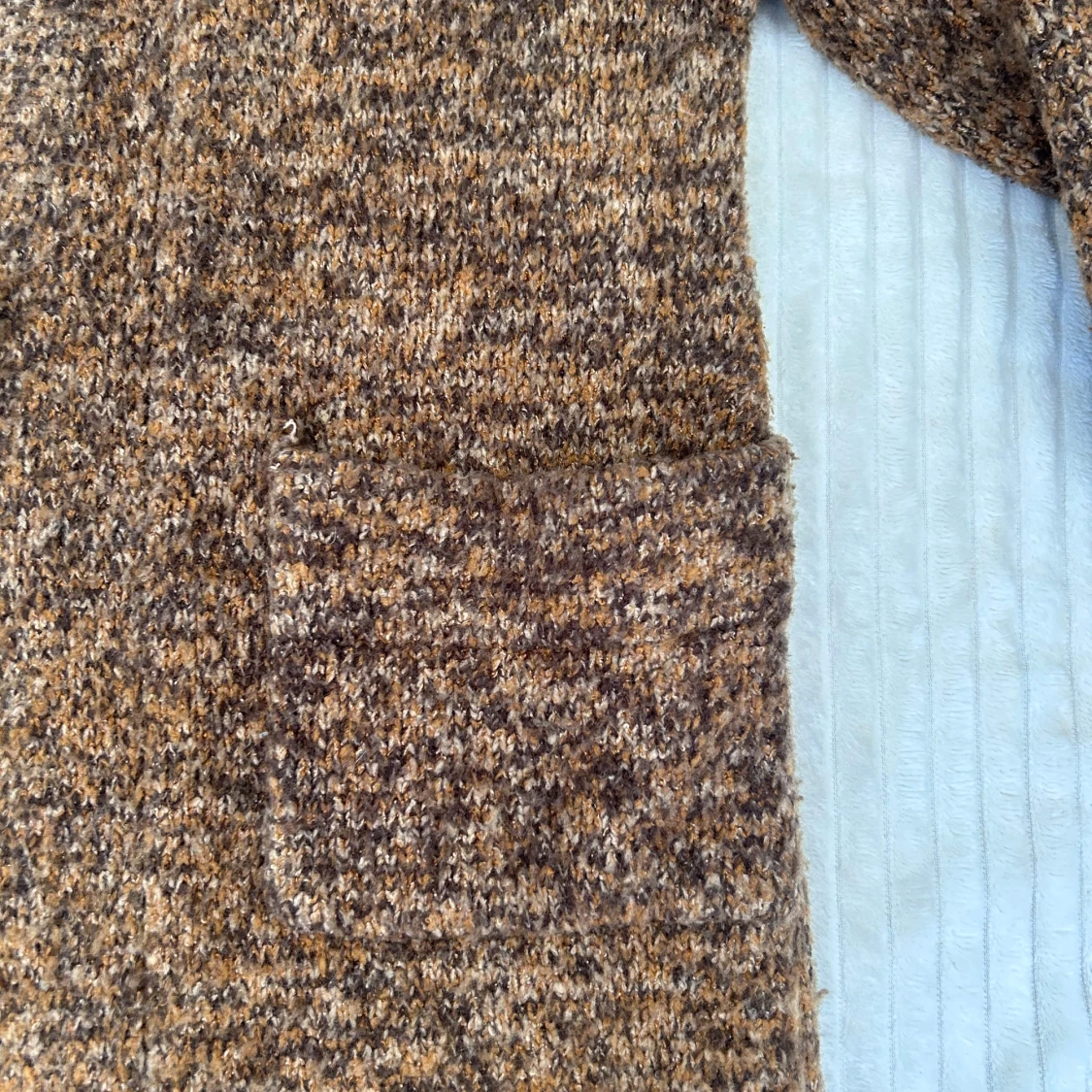 Brunmelerad stickad kofta från Splash - 2