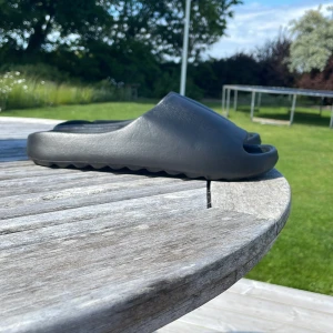 Yeezy slide(helt nya) - Säljer ett par helt nya yeezy slide replikas! Säljes då det blev fel storlek vid inköp. De passar 44.