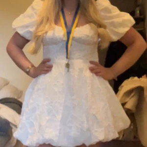 Student klänning  - Vit super söt klänning från new yorker, aldrig använd utan endast prövad. Säljer pågrund av att jag valt en annan. 