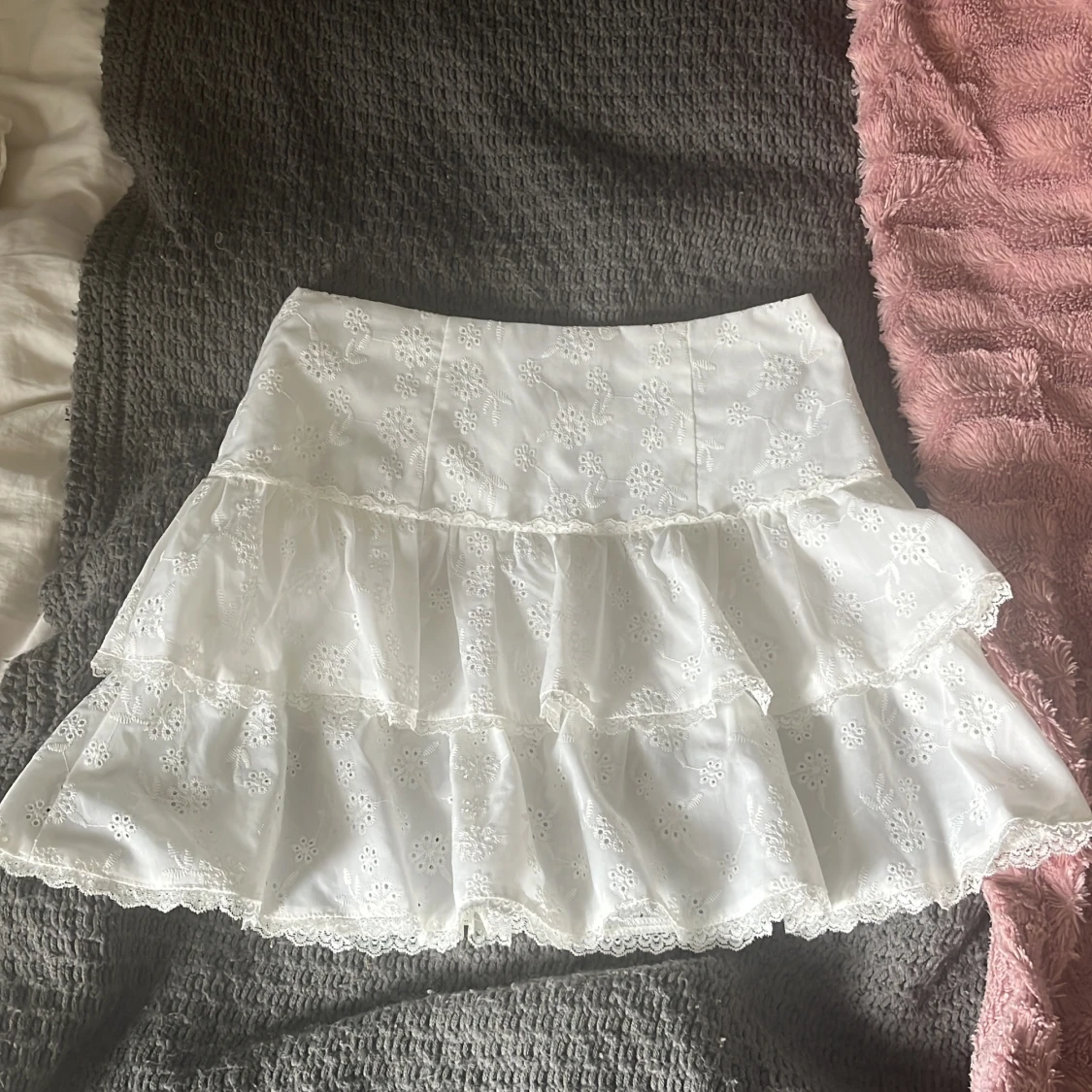 Vit kjol med volanger