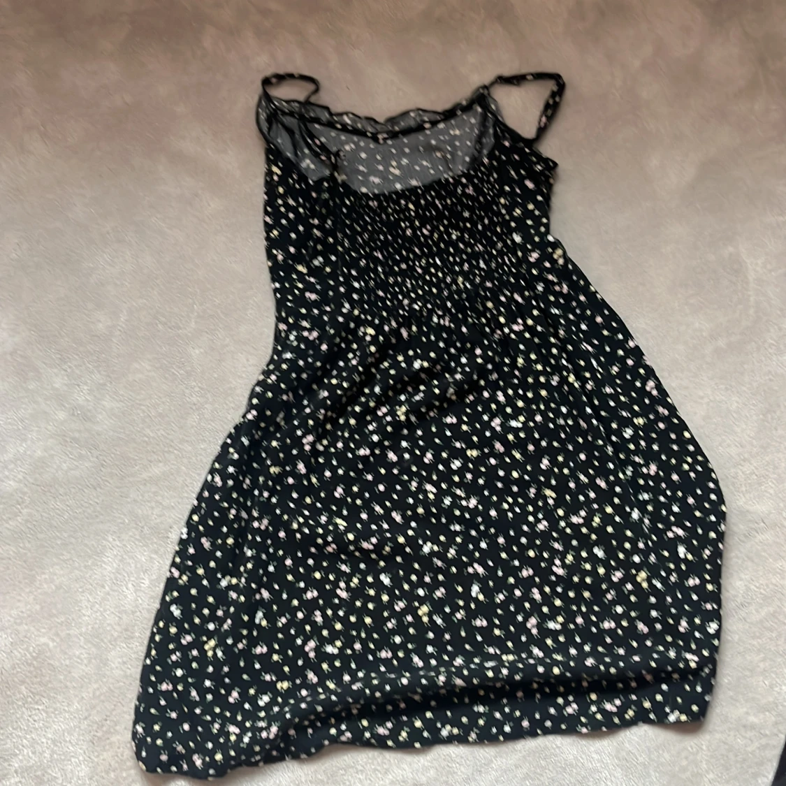 Svart blommig klänning från Divided H&M - 1