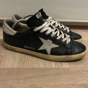 Golden goose - Säljer ett par goldengoose i modellen Superstar. Dom är bra skick om man bortser från defekterna på sista bilden. Skadorna går ej igenom skon och är lätta att fixa hos skomakare. Har tyvärr inte OG tillbehör. Skriv vid frågor eller intresse!