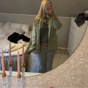 jeansjacka!! - säljer denna så snygga jeansjackan! Köpt här på plick men mycket bra skick! (obs inte mina bilder)