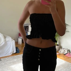 Svart smockad tubtopp - Supersöt svart tubtopp🖤🖤