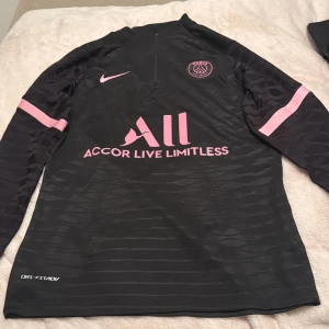 Svart långärmad PSG fotbollströja från Nike - Psg sätt i storlek M, bra skick nästan som nytt använt få antal gånger, inga byten, möts ej upp 