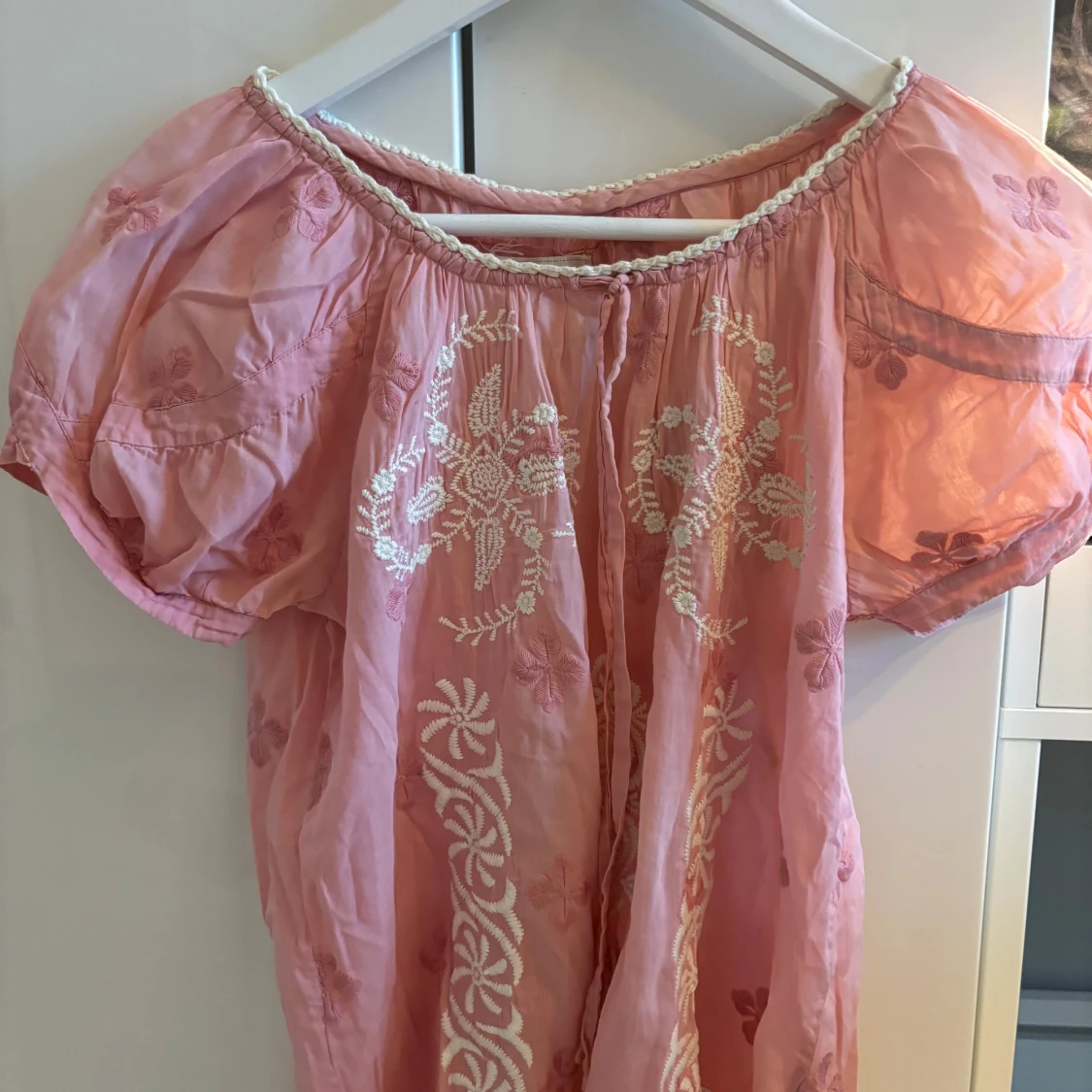 Rosa blus med broderade detaljer - 3