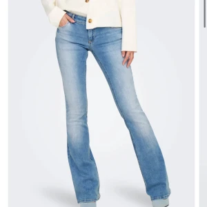 Ljusblå flared jeans only - Säljer dessa fina jeans från only! De heter ”ONLBLUSH LW FLARED DNM REA155 NOOS” och är nästan helt slutsålda i butiker!! Använt dessa kanske 3 gånger då det inte riktigt är min stil och tyckte de var för låga för min smak. Jag köpte de för 550kr och de är i storlek XS/32 men passar mig perfekt som är 167cm och normalt sett har S i alla byxor. De är väldigt stretchiga så skulle säga att det lutar mer mot en S💞 Kom privat för fler frågor💞🙏🏼
