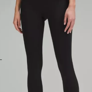 Svarta leggings från Lululemon ( Align leggings med fickor) - Säljer ett par svarta leggings från Lululemon med hög midja och tight passform. Perfekta för träning eller chill. Klassisk Lululemon-logga på benet och mjukt, stretchigt material som sitter skönt hela dagen.