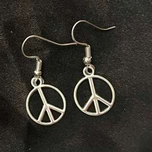 Peace märken örhängen silver imitation  - Fina örhängen i form av peacemärken. Ca 1,5 cm i diameter. ☮️ 