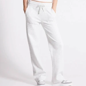 Vita mjukisbyxor - Säljer ett par vita mjukisbyxor med raka ben. Bilden visar ljusgrå men de är vita🥰Säljer då de inte används längre🥰Kan posta alla vardagar så är snabb!