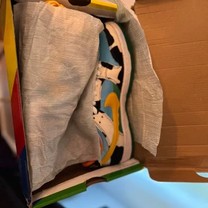 Nike SB Dunk Low Ben & Jerry's Chunky Dunky - Nike SB Dunk Low 'Chunky Dunky', helt oanvända så extremt bra skick. Skriv vid minsta fundering eller om du vill ha mer bilder, priset ej hugget i sten (Ett-ett f@k33s, stockx tagg och lapp följer med)