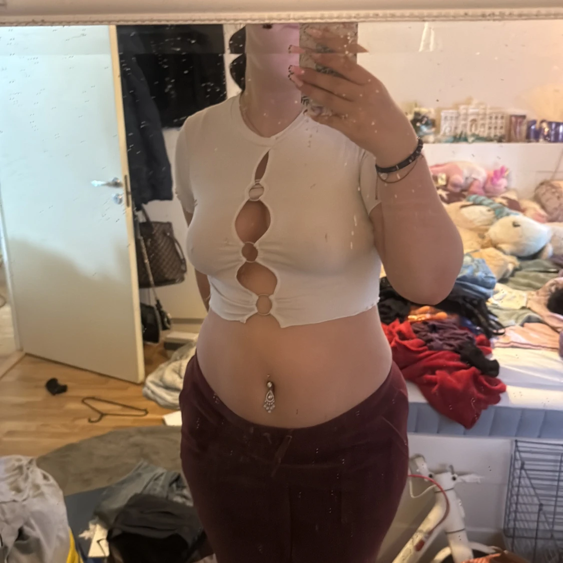 Vit croppad topp med ringdetaljer från FB Sister