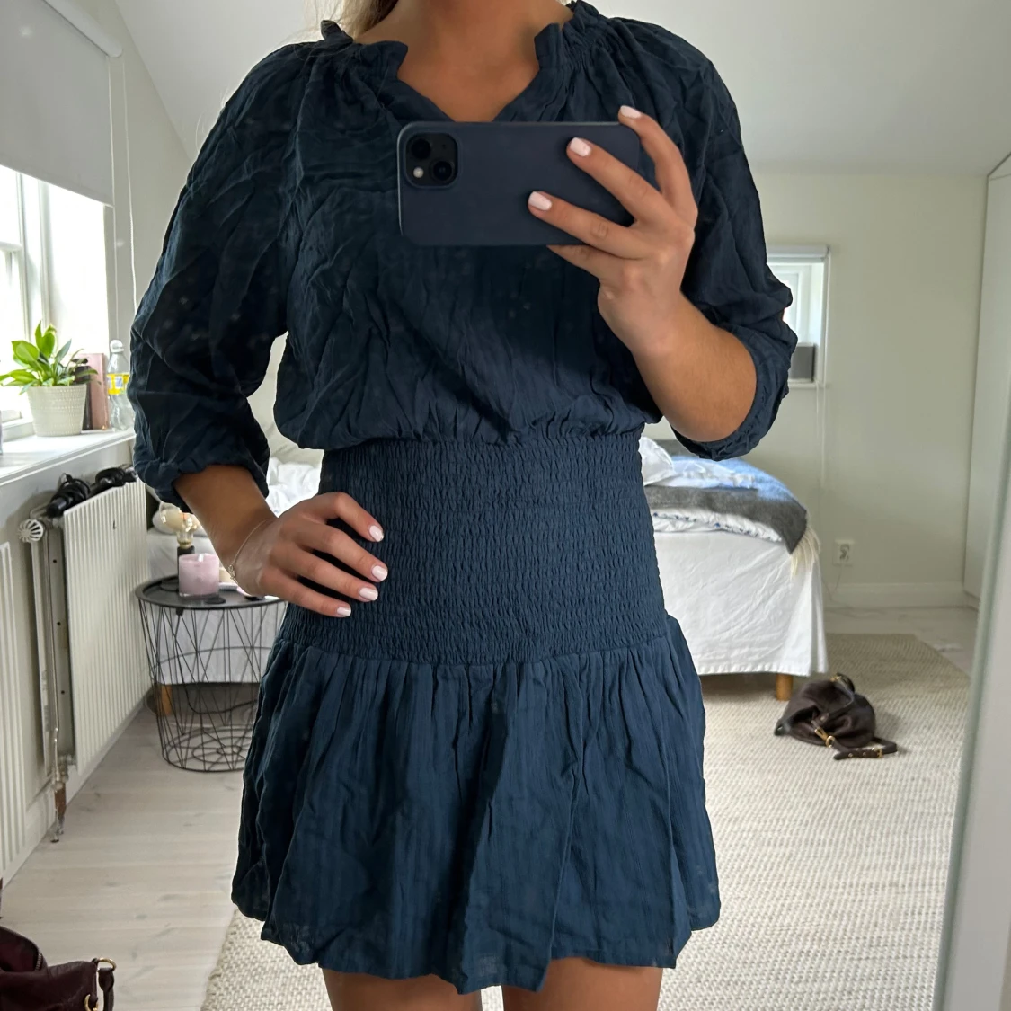 Mörkblå kortklänning med smockad midja